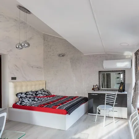 & Fotinov Guest house
